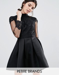 Платье для выпускного c длинными рукавами и кружевным лифом Chi Chi London Petite - Черный
