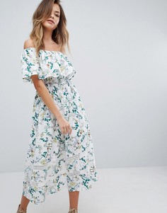 Платье миди с принтом и открытыми плечами PrettyLittleThing - Белый