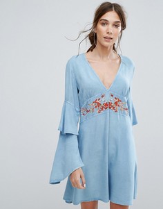 Чайное платье с V-образным вырезом, ярусными оборками на рукавах и цветочной вышивкой Neon Rose - Синий