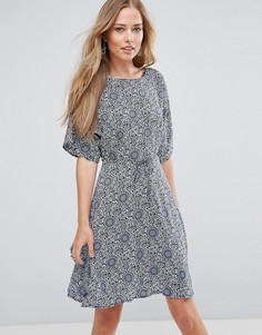 Короткое приталенное платье с рукавами клеш Glamorous - Кремовый