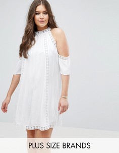 Платье с открытыми плечами и ажурной отделкой Boohoo Plus - Белый