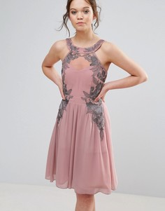 Короткое приталенное платье из шифона с декоративной отделкой Little Mistress - Розовый