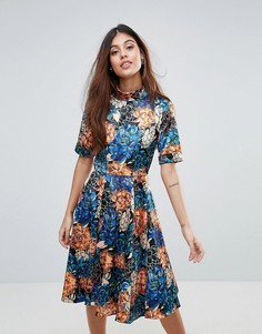 Короткое приталенное платье с цветочным принтом Closet - Мульти