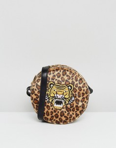Круглая сумка через плечо с леопардовым принтом и аппликацией в виде тигра Skinnydip - Мульти