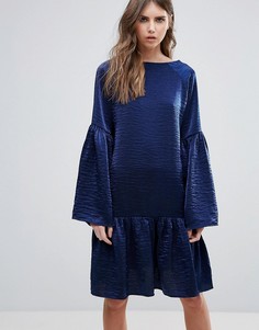Сатиновое платье с заниженной талией Minimum - Синий
