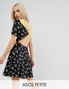 Короткое приталенное платье с открытой спиной и комбинированным принтом ASOS PETITE - Мульти