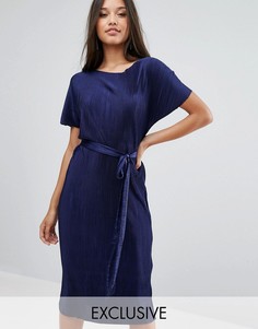 Плиссированное платье-футболка с поясом на талии Club L - Темно-синий