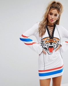 Платье-футболка со шнуровкой и тигром PrettyLittleThing - Белый