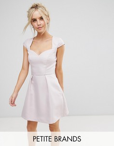 Платье мини с вырезом сердечком и открытой спиной Chi Chi London Petite - Розовый