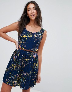 Короткое приталенное платье с принтом бабочек и поясом Yumi - Темно-синий
