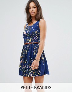Короткое приталенное платье с поясом и принтом бабочек Yumi Petite - Темно-синий