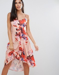 Платье с цветочным принтом и асимметричным подолом Hope & Ivy - Розовый