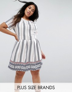 Короткое приталенное платье в вертикальную полоску Yumi Plus - Белый