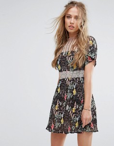 Короткое приталенное платье с кружевными вставками и цветочным принтом Foxiedox - Мульти