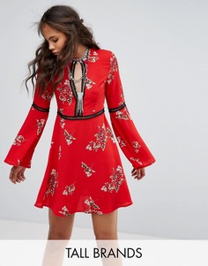 Свободное платье с цветочным принтом в винтажном стиле и отделкой лесенка Kiss The Sky Tall - Красный