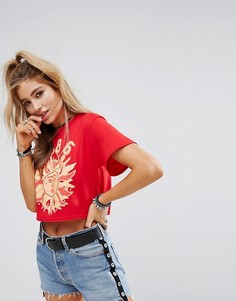 Укороченная футболка с принтом PrettyLittleThing - Красный