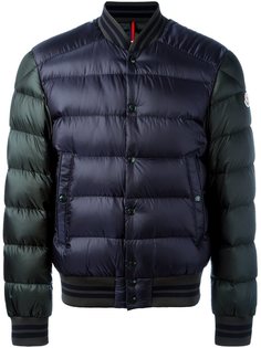 пуховик в университетском стиле Moncler
