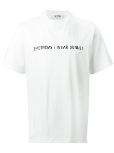 футболка с вышивкой надписи Sunnei