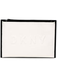 клатч с тисненым логотипом DKNY
