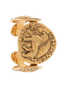 браслет на запястье с тисненым львом на медальоне СС Chanel Vintage