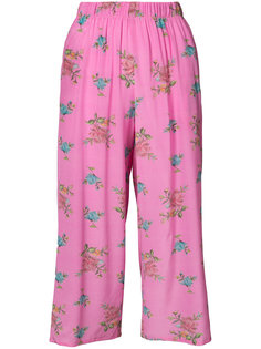 укороченные брюки с цветочным принтом  Natasha Zinko
