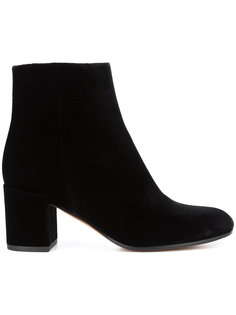 Blakely boots Vince