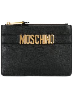 клатч с фирменной бляшкой на ремешке Moschino