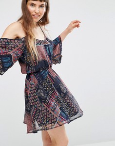 Платье в стиле пэчворк с открытыми плечами QED London - Мульти