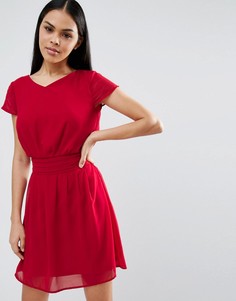 Короткое приталенное платье с плиссировкой Pussycat London - Красный
