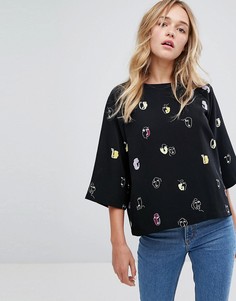 Топ свободного покроя с принтом лиц Monki - Черный