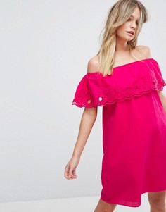 Платье с открытыми плечами и оборкой New Look - Розовый