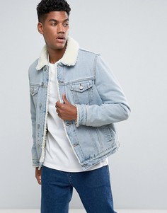 Светлая джинсовая куртка на подкладке из искусственного меха ASOS - Синий