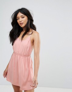 Короткое приталенное платье с перекрестными бретельками на спине Glamorous - Розовый