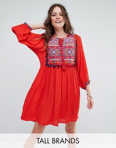Свободное платье с симметричной вышивкой и помпонами Glamorous Tall - Красный