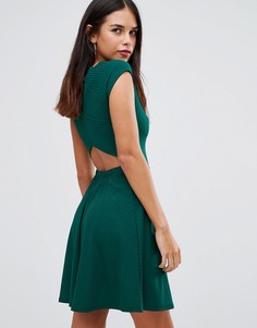 Короткое приталенное платье в рубчик с перекрестной спинкой Club L - Зеленый