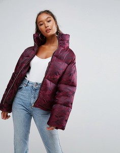 Дутая куртка с камуфляжным принтом ASOS - Красный