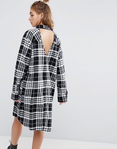 Фланелевое платье-рубашка в клетку с открытой спиной Cheap Monday - Мульти