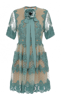 Приталенное кружевное платье с брошью Elie Saab