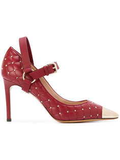 Spike pumps Valentino