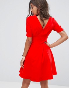 Короткое приталенное платье с V-образным вырезом на спине Little Mistress - Красный