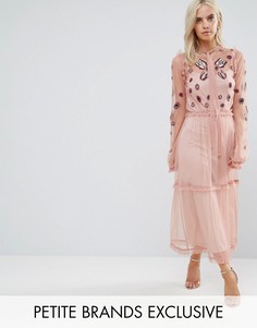 Платье макси с вышивкой, оборкой по краю и завязкой Frock And Frill Petite - Розовый