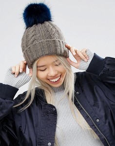 Шапка-бини с узором косичка и помпоном из искусственного меха ASOS - Серый