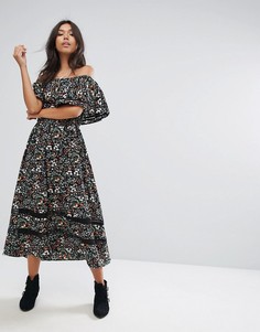 Платье миди с принтом и открытыми плечами PrettyLittleThing - Черный