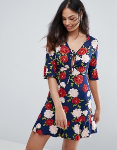 Чайное платье с цветочным принтом и оборкой New Look - Синий