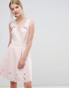 Платье с V-образным вырезом и вышивкой Ted Baker - Розовый