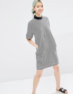 Платье-футболка в полоску с высокой горловиной Monki - Мульти