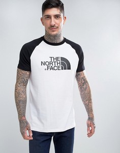 Бело-черная футболка с рукавами реглан и нагрудным логотипом The North Face - Белый