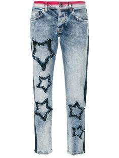 укороченные джинсы с нашивками-звездами  Iceberg