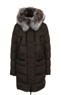 Приталенный стеганый пуховик с меховой отделкой капюшона Moncler