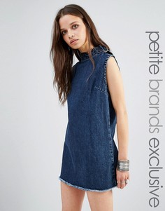 Джинсовое цельнокройное платье без рукавов с необработанными краями Glamorous Petite - Синий